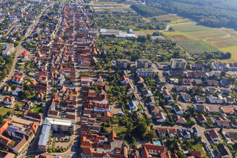 Vue oblique de Juststraße Rheinstraße depuis l'ouest à Kandel dans le département Rhénanie-Palatinat, Allemagne