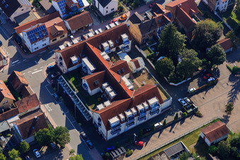 Vue aérienne de Immeuble résidentiel et commercial sur Sommerstraße x. Bahnhofstraße avec KiK Kandel à Kandel dans le département Rhénanie-Palatinat, Allemagne