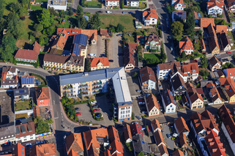 Vue aérienne de Marktstraße Pfalzbuckel avec l'hôtel zur Pfalz et l'ancien bâtiment Just à Kandel dans le département Rhénanie-Palatinat, Allemagne