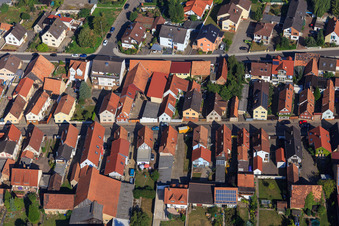 Vue aérienne de Rheinstraße depuis le sud à Kandel dans le département Rhénanie-Palatinat, Allemagne