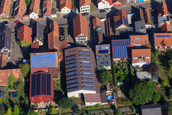Vue aérienne de Granges avec toits photovoltaïques sur Rheinstr à Kandel dans le département Rhénanie-Palatinat, Allemagne