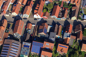 Vue oblique de Granges avec toits photovoltaïques sur Rheinstr à Kandel dans le département Rhénanie-Palatinat, Allemagne