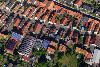 Granges avec toits photovoltaïques sur Rheinstr à Kandel dans le département Rhénanie-Palatinat, Allemagne d'en haut
