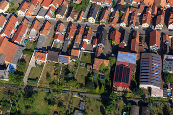 Vue oblique de Rheinstraße depuis le sud à Kandel dans le département Rhénanie-Palatinat, Allemagne