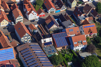 Granges avec toits photovoltaïques sur Rheinstr à Kandel dans le département Rhénanie-Palatinat, Allemagne vue d'en haut