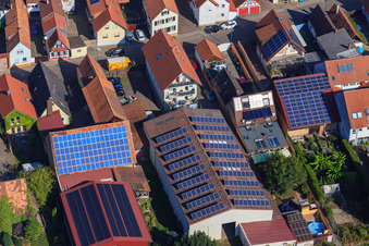 Granges avec toits photovoltaïques sur Rheinstr à Kandel dans le département Rhénanie-Palatinat, Allemagne depuis l'avion