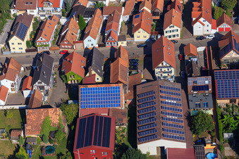Granges avec toits photovoltaïques sur Rheinstr à Kandel dans le département Rhénanie-Palatinat, Allemagne vue du ciel
