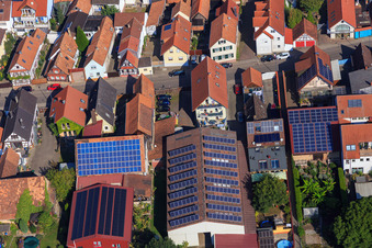 Enregistrement par drone de Granges avec toits photovoltaïques sur Rheinstr à Kandel dans le département Rhénanie-Palatinat, Allemagne