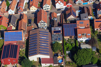 Image drone de Granges avec toits photovoltaïques sur Rheinstr à Kandel dans le département Rhénanie-Palatinat, Allemagne
