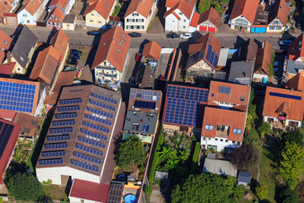 Granges avec toits photovoltaïques sur Rheinstr à Kandel dans le département Rhénanie-Palatinat, Allemagne du point de vue du drone