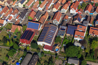 Granges avec toits photovoltaïques sur Rheinstr à Kandel dans le département Rhénanie-Palatinat, Allemagne d'un drone