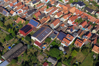 Granges avec toits photovoltaïques sur Rheinstr à Kandel dans le département Rhénanie-Palatinat, Allemagne vu d'un drone