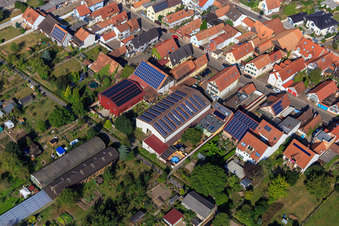 Vue aérienne de Granges avec toits photovoltaïques sur Rheinstr à Kandel dans le département Rhénanie-Palatinat, Allemagne