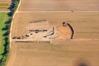 Vue oblique de Fondation d'éolienne sur un chantier de construction à Hatzenbühl dans le département Rhénanie-Palatinat, Allemagne