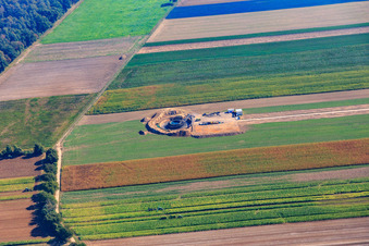 Fondation d'éolienne sur un chantier de construction à Hatzenbühl dans le département Rhénanie-Palatinat, Allemagne hors des airs