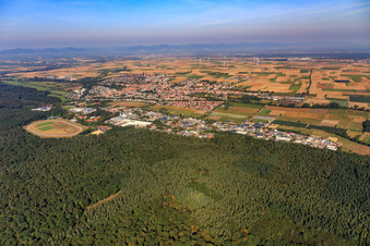 Vue aérienne de Vue d'ensemble de la ville depuis le sud-est à Herxheim bei Landau dans le département Rhénanie-Palatinat, Allemagne