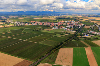 Vue aérienne de Vue du village le long de la voie ferrée depuis le sud à Rohrbach dans le département Rhénanie-Palatinat, Allemagne