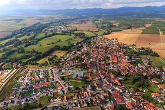 Vue aérienne de Sur le Höchst depuis l'est à Rohrbach dans le département Rhénanie-Palatinat, Allemagne