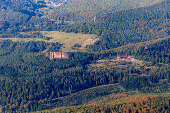 Vue aérienne de Ruines et vestiges du château de Fleckenstein avec le Café des 4 Châteaux à Lembach dans le département Bas Rhin, France