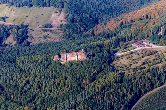 Vue aérienne de Ruines et vestiges du château de Fleckenstein avec le Café des 4 Châteaux à Lembach dans le département Bas Rhin, France