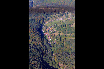 Vue aérienne de Vue du village dans la vallée de Saarbach depuis le sud à Hirschthal dans le département Rhénanie-Palatinat, Allemagne