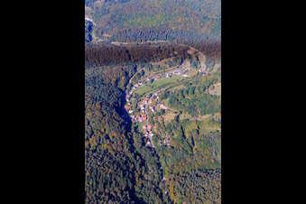 Vue aérienne de Vue du village dans la vallée de Saarbach depuis le sud à Hirschthal dans le département Rhénanie-Palatinat, Allemagne