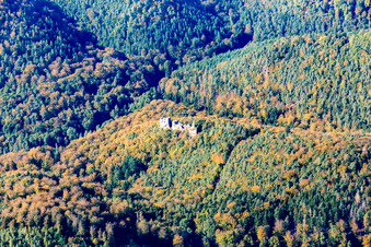 Vue aérienne de Frönsburg à Lembach dans le département Bas Rhin, France