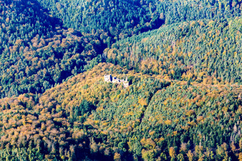 Vue aérienne de Frönsburg à Lembach dans le département Bas Rhin, France