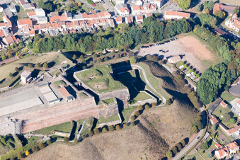 Bitche dans le département Moselle, France depuis l'avion