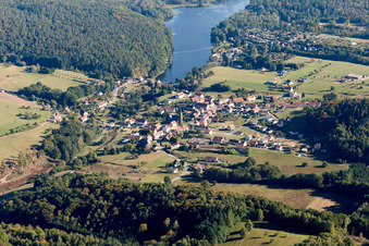 Zones riveraines de l'étang de Haspelschiedt à Haspelschiedt dans le département Moselle, France d'en haut