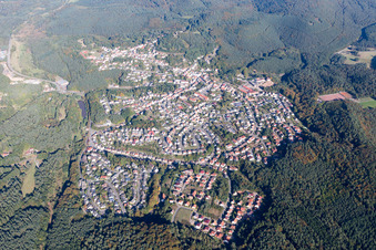 Vue aérienne de Vue sur le village à Lemberg dans le département Rhénanie-Palatinat, Allemagne