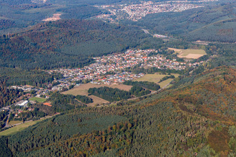 Vue aérienne de Vue des rues et des maisons dans les quartiers résidentiels à Ruppertsweiler dans le département Rhénanie-Palatinat, Allemagne