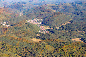 Vue aérienne de Du sud-ouest à Hinterweidenthal dans le département Rhénanie-Palatinat, Allemagne