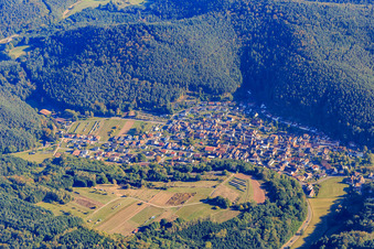 Vue aérienne de Vue du village dans la forêt du Palatinat depuis le nord à Vorderweidenthal dans le département Rhénanie-Palatinat, Allemagne