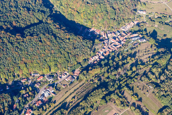 Vue aérienne de Vue sur le village à Oberschlettenbach dans le département Rhénanie-Palatinat, Allemagne