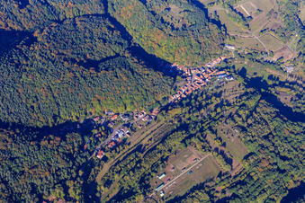 Vue oblique de Vue du village dans la forêt du Palatinat à Oberschlettenbach dans le département Rhénanie-Palatinat, Allemagne