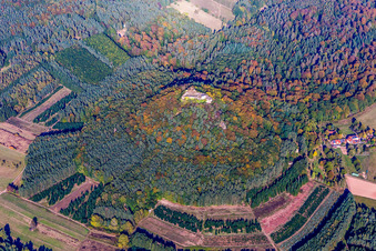 Vue aérienne de Ruines et vestiges des remparts du château de Lindelbrunn à Vorderweidenthal dans le département Rhénanie-Palatinat, Allemagne