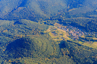 Vue aérienne de Vue du village dans la forêt du Palatinat depuis le nord-ouest à Böllenborn dans le département Rhénanie-Palatinat, Allemagne
