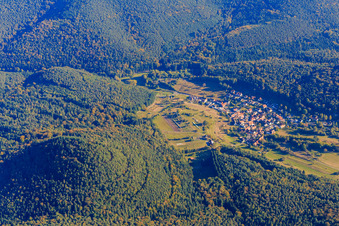 Vue aérienne de Vue du village dans la forêt du Palatinat depuis le nord-ouest à Böllenborn dans le département Rhénanie-Palatinat, Allemagne