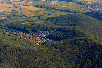 Vue aérienne de Vue du village dans la forêt du Palatinat depuis l'ouest à Dörrenbach dans le département Rhénanie-Palatinat, Allemagne