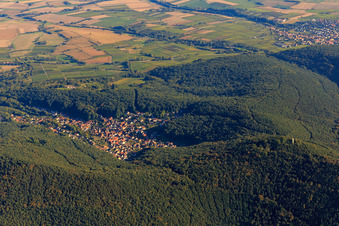 Vue aérienne de Vue du village dans la forêt du Palatinat depuis l'ouest à Dörrenbach dans le département Rhénanie-Palatinat, Allemagne