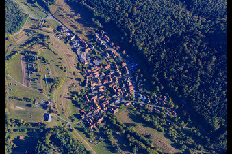 Vue aérienne de Aperçu du village dans la forêt du Palatinat à Böllenborn dans le département Rhénanie-Palatinat, Allemagne