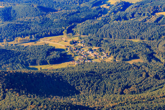 Vue aérienne de Vue du village dans la forêt du Palatinat depuis le sud à le quartier Lauterschwan in Erlenbach bei Dahn dans le département Rhénanie-Palatinat, Allemagne