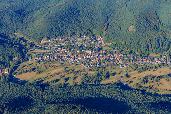 Vue aérienne de Vue du village dans la forêt du Palatinat depuis le sud à Birkenhördt dans le département Rhénanie-Palatinat, Allemagne