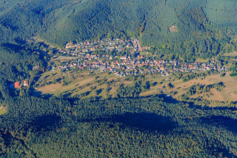 Vue aérienne de Vue du village dans la forêt du Palatinat depuis le sud à Birkenhördt dans le département Rhénanie-Palatinat, Allemagne