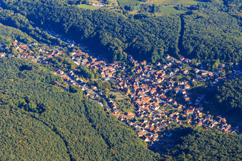 Vue aérienne de Vue d'ensemble du village caché dans la forêt du Palatinat depuis le nord-ouest à Dörrenbach dans le département Rhénanie-Palatinat, Allemagne