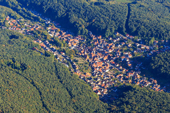 Vue aérienne de Vue d'ensemble du village caché dans la forêt du Palatinat depuis le nord-ouest à Dörrenbach dans le département Rhénanie-Palatinat, Allemagne