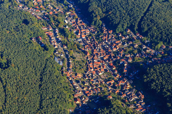 Vue aérienne de Aperçu du village caché dans la forêt du Palatinat à Dörrenbach dans le département Rhénanie-Palatinat, Allemagne