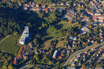Photographie aérienne de Parc thermal en contrebas de la clinique Edith Stein à Bad Bergzabern dans le département Rhénanie-Palatinat, Allemagne