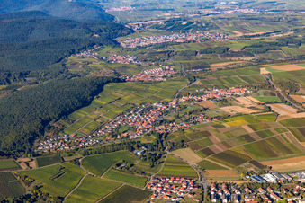 Vue aérienne de Du sud à le quartier Pleisweiler in Pleisweiler-Oberhofen dans le département Rhénanie-Palatinat, Allemagne